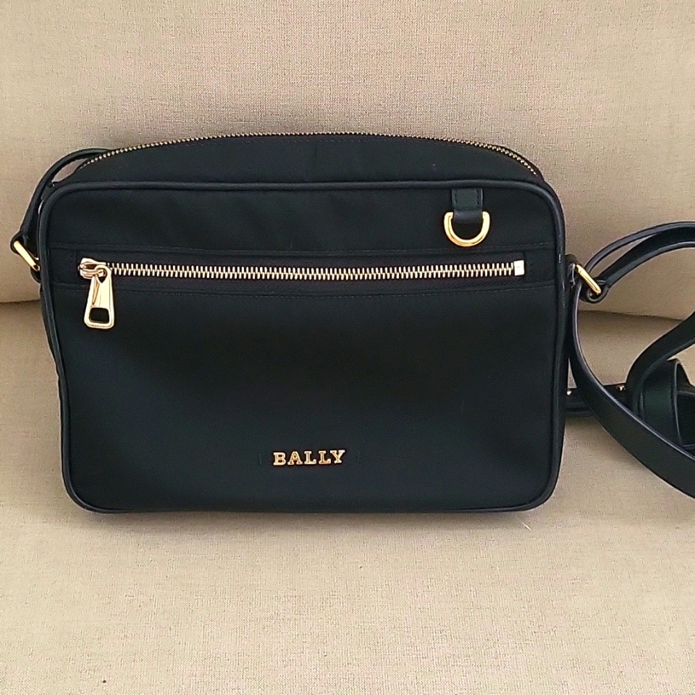 💯 real Bally cross body bag. Normal wear